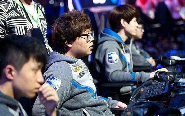 Team Spirit 将zweih和chopper移至替补席，带回zont1x和magixx进入主阵容